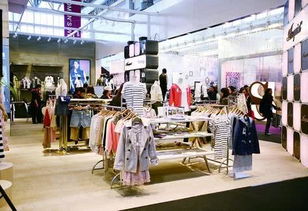 買衣服,網(wǎng)購還是去實體店呢 服裝廠老板說出實情